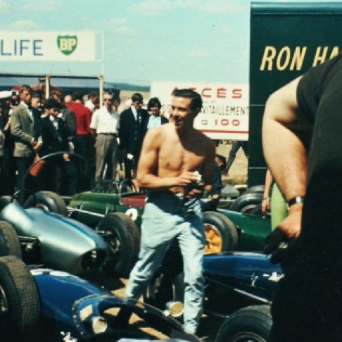 GP de Reims 1964 : Jim en toute décontraction dans le parc des coureurs
© "Professeur Reimsparing"
Contribution José Ramón Menéndez